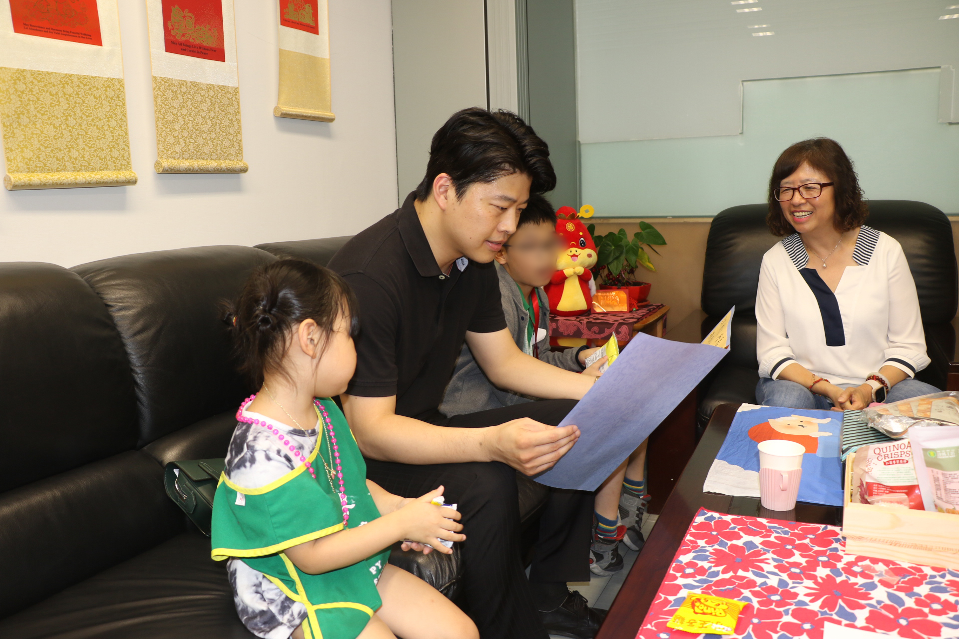  前太平獅子會會長陳書玄帶著小孩來捐助10萬元獎學金 他閱讀千千寫給他的大卡片